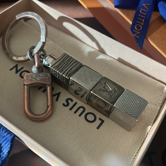Authentic Louis Vuitton key chain logo unisex - Picture 5 of 13